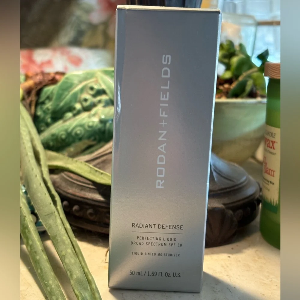 NIB 🩶Rodan + Fields 🩶Radiant Defense Perfecting Liquid - Shell 1 - Picture 1 of 6